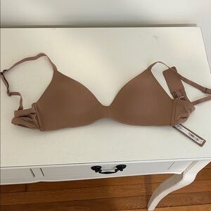 Skims NWT wireless form t shirt bra